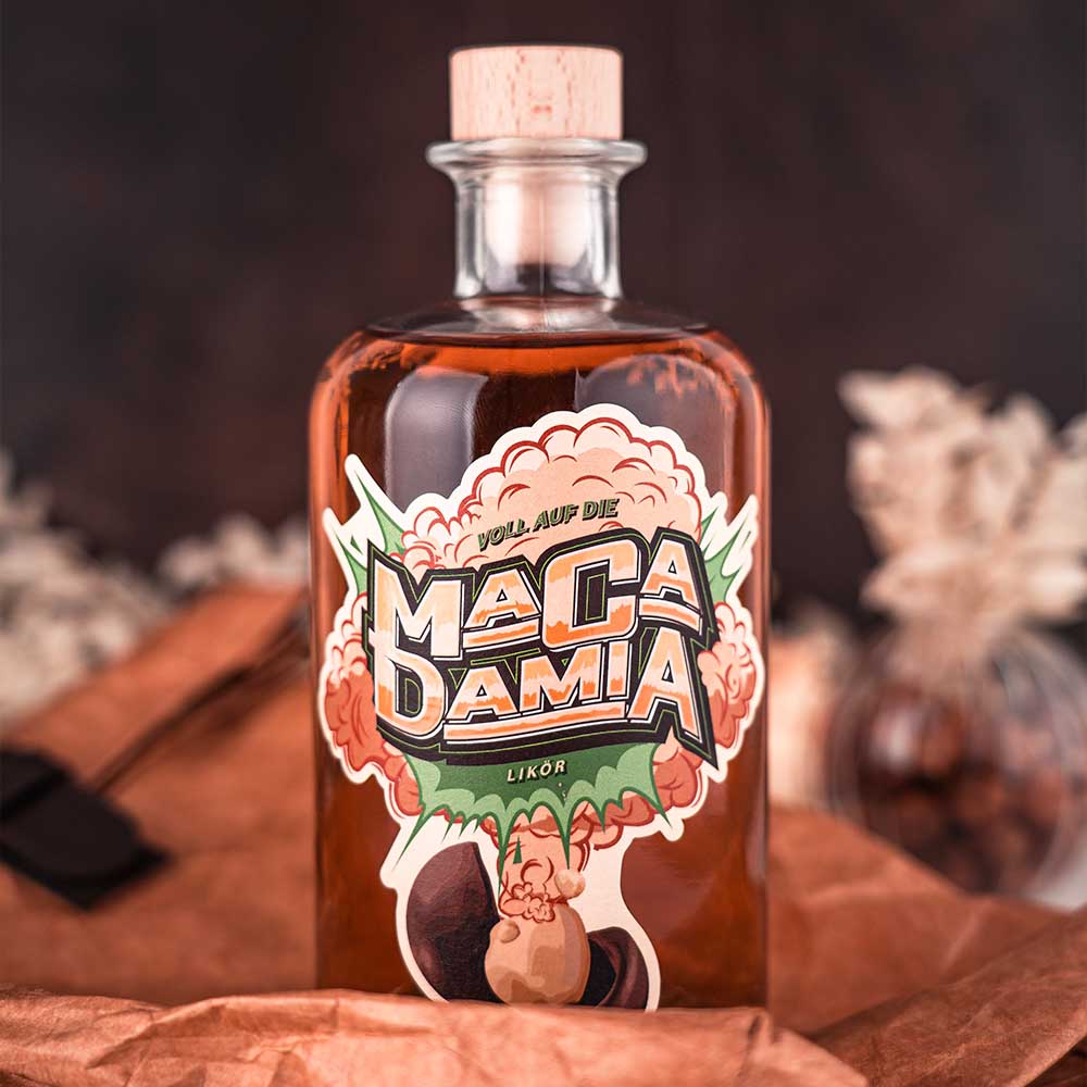 Hazellujah Macadamia Nusslikör, Flasche mit braunem Inhalt im Vordergrund auf braunem Untergrund, Vase als Dekorationselement vor dunklem Hintergrund