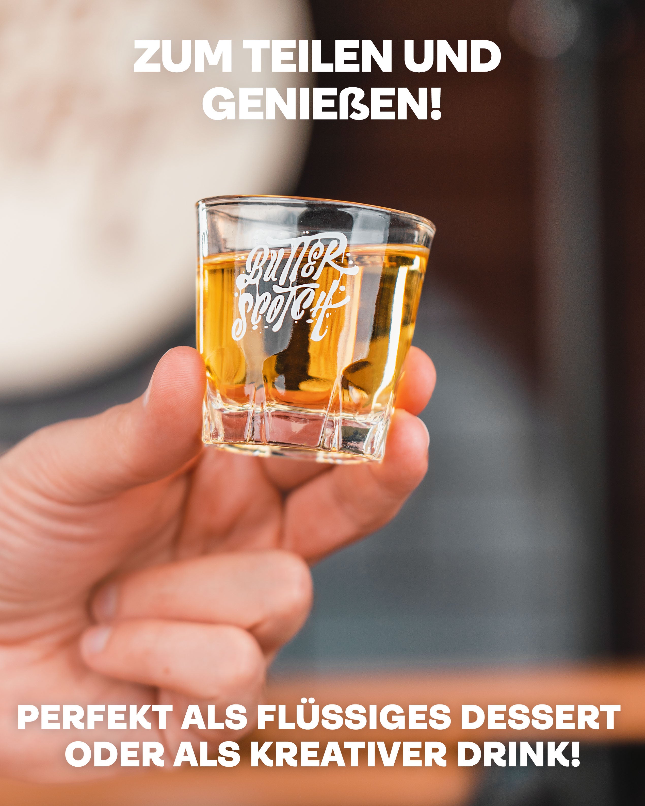 Butterscotch Bratapfel Likör, Zum Teilen und Genießen, perfekt als flüssiges Dessert oder als Cocktail, Shotglas mit Bratapfel Likör wird im Vordergrund in der Hand gehalten, vor unscharfem Hintergrund