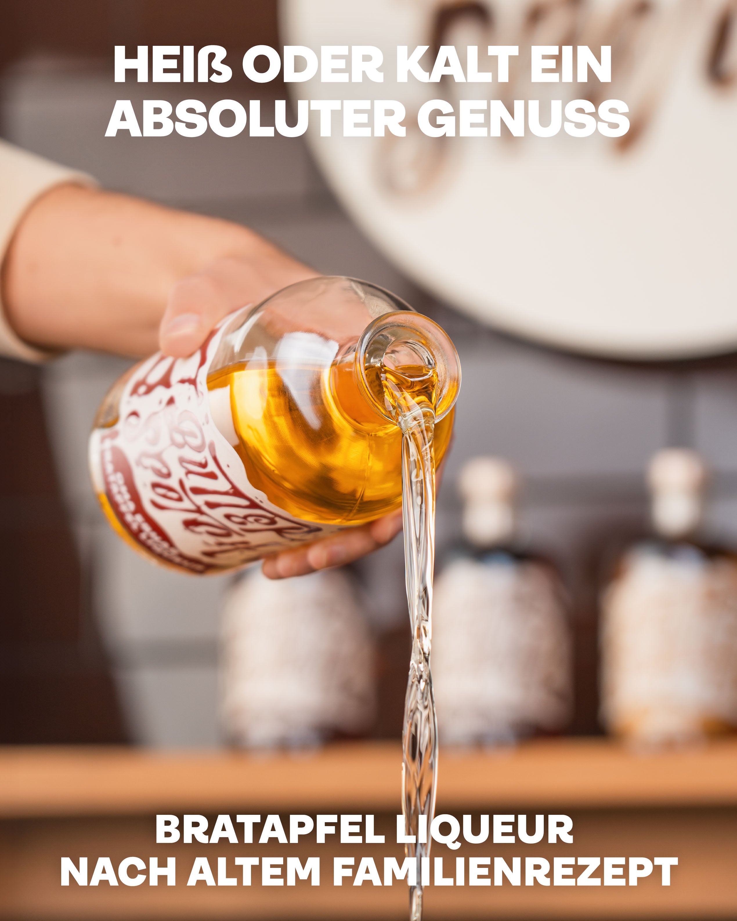 Heiß oder kalt ein absoluter Genuss, Bratapfel Liqueur nach altem Familienrezept, Likör wird von oben eingegossen, vor hellem Bar-Hintergrund