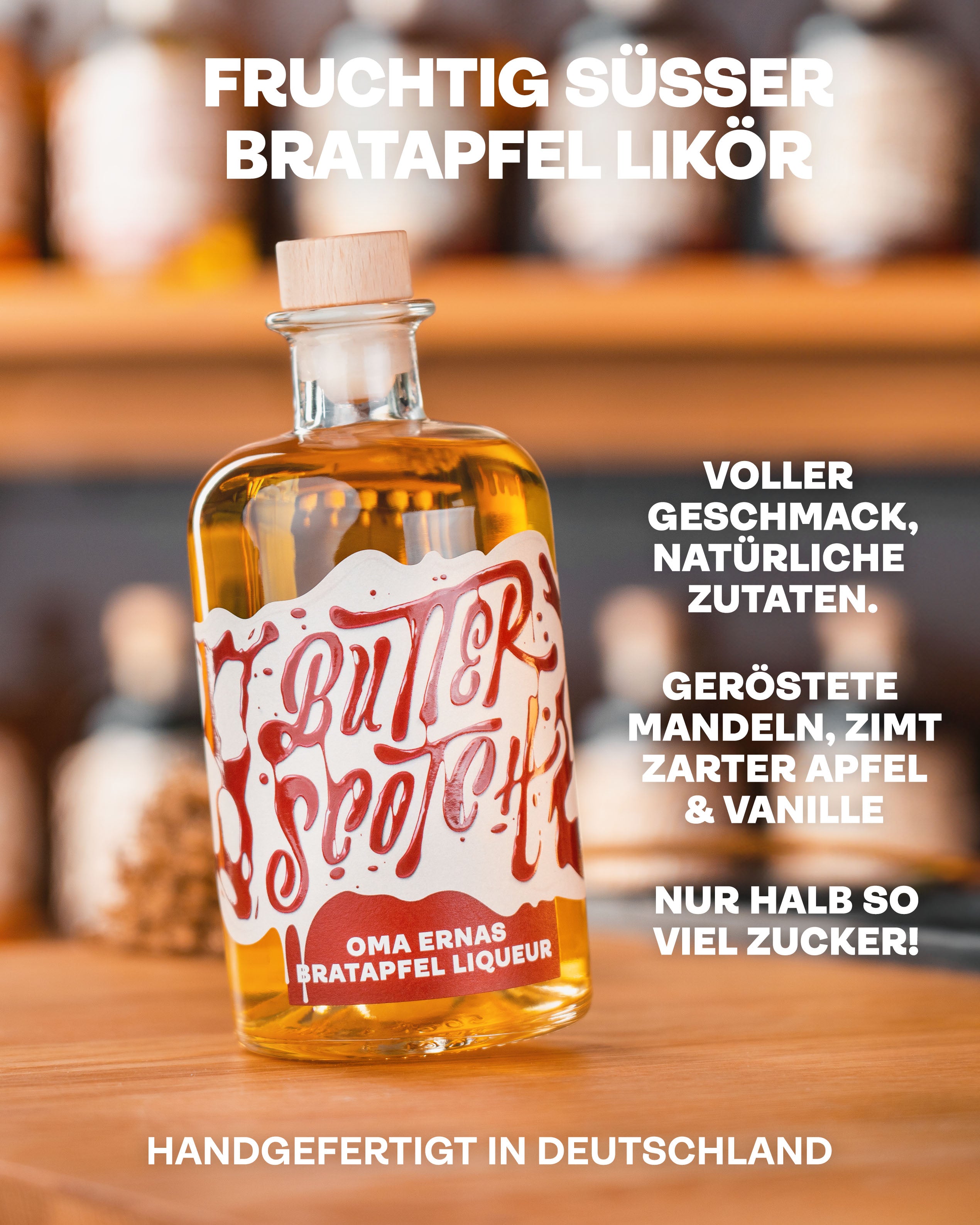 Fruchtig süßer Bratapfel Likör, voller Geschmack, natürliche Zutaten, geröstete Mandeln, Zimt, zarter Apfel und Vanille, handgefertigt in Deutschland, Flasche Bratapfel Likör auf hellem Untergrund