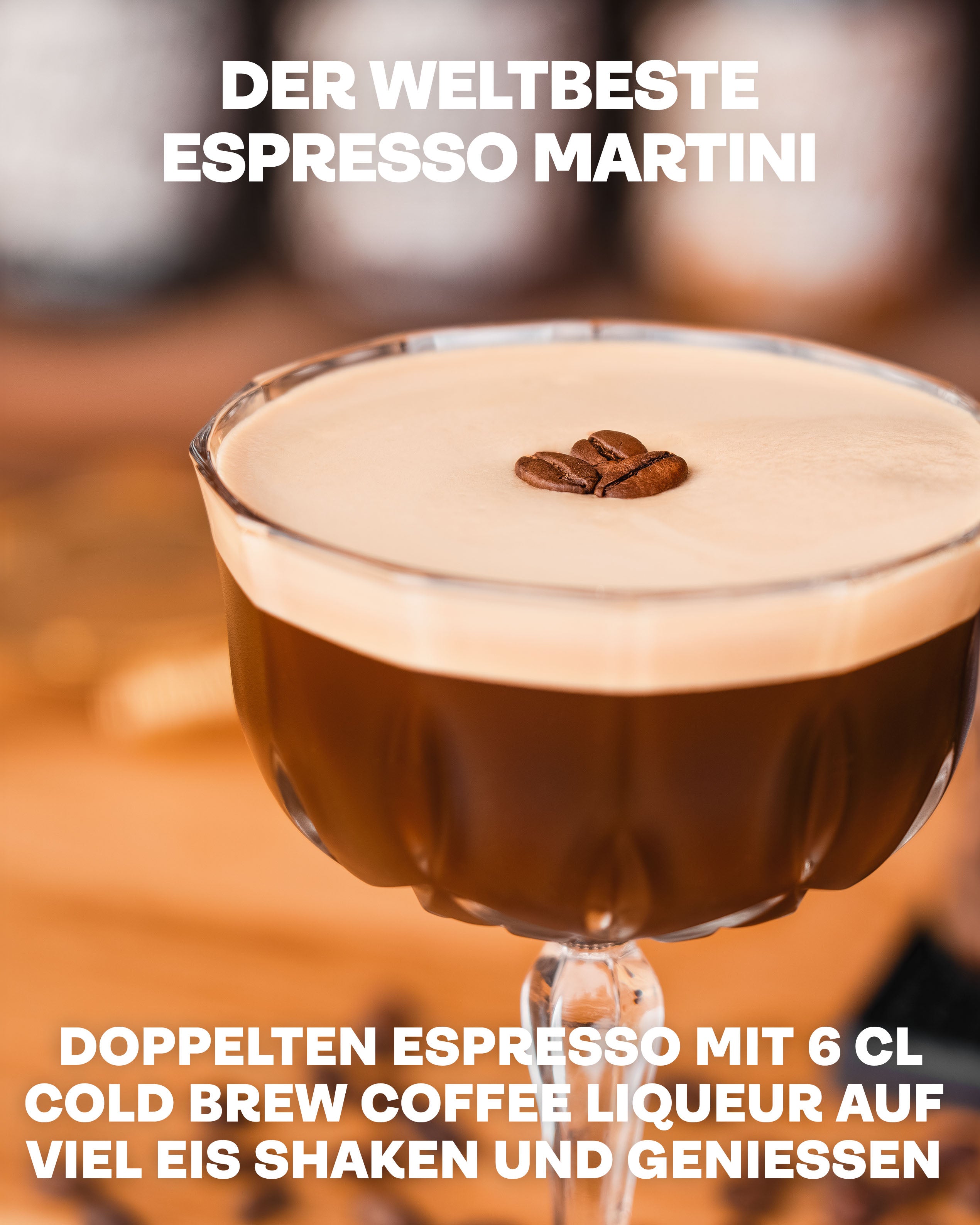 Der weltbeste Espresso Martini, Doppelter Espresso mit Cold Brew Coffee Likör auf Eis shaken, Espresso Martini im Glas, dekoriert mit Kaffeebohnen vor hellem Hintergrund