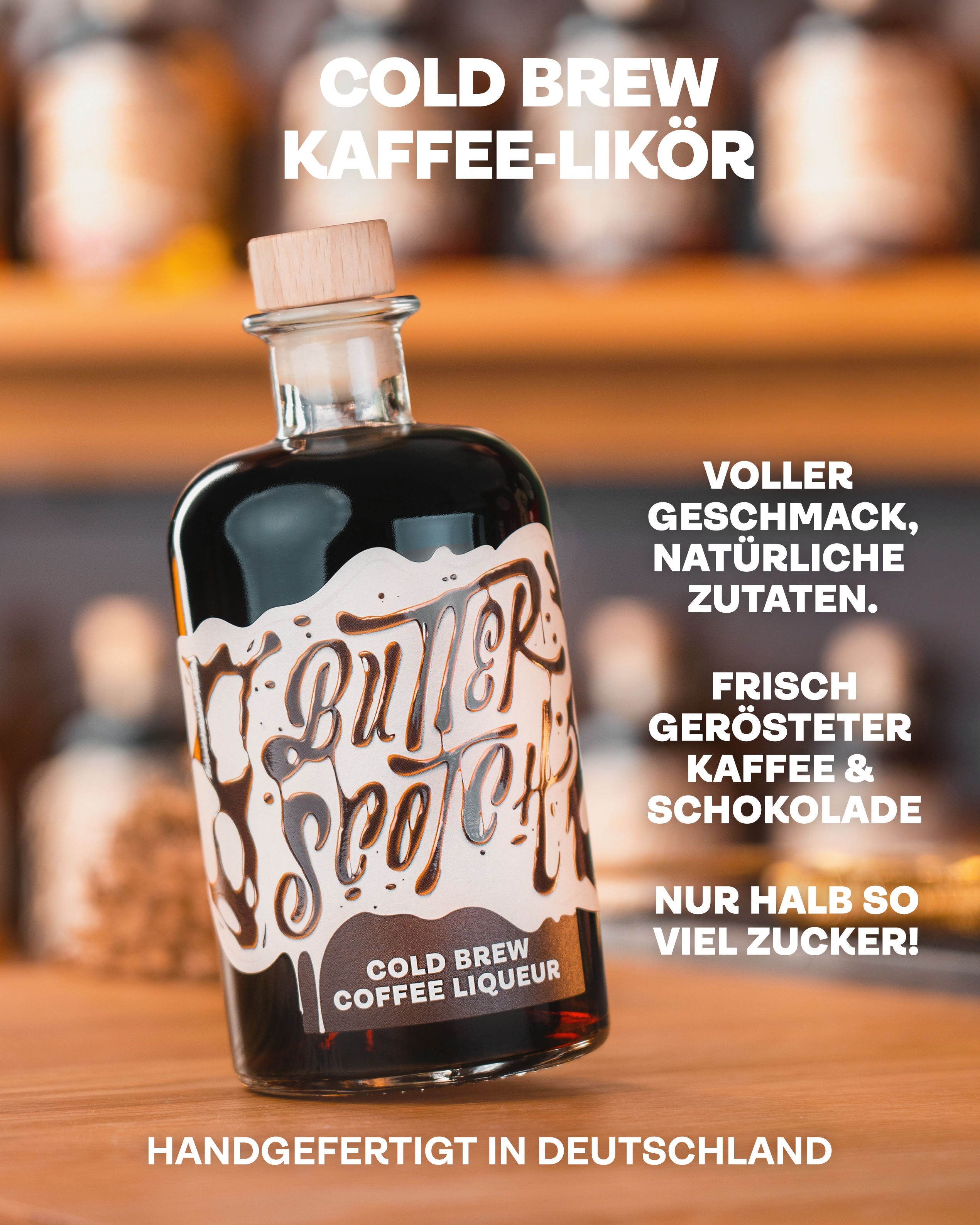 Butterscotch Cold Brew Coffee Likör, Voller Geschmack, natürliche Zutaten, Frisch gerösteter Kaffee trifft Schokolade, Handgefertigt in einer deutschen Manufaktur, Flasche im Vordergrund auf einem Bar-Tresen