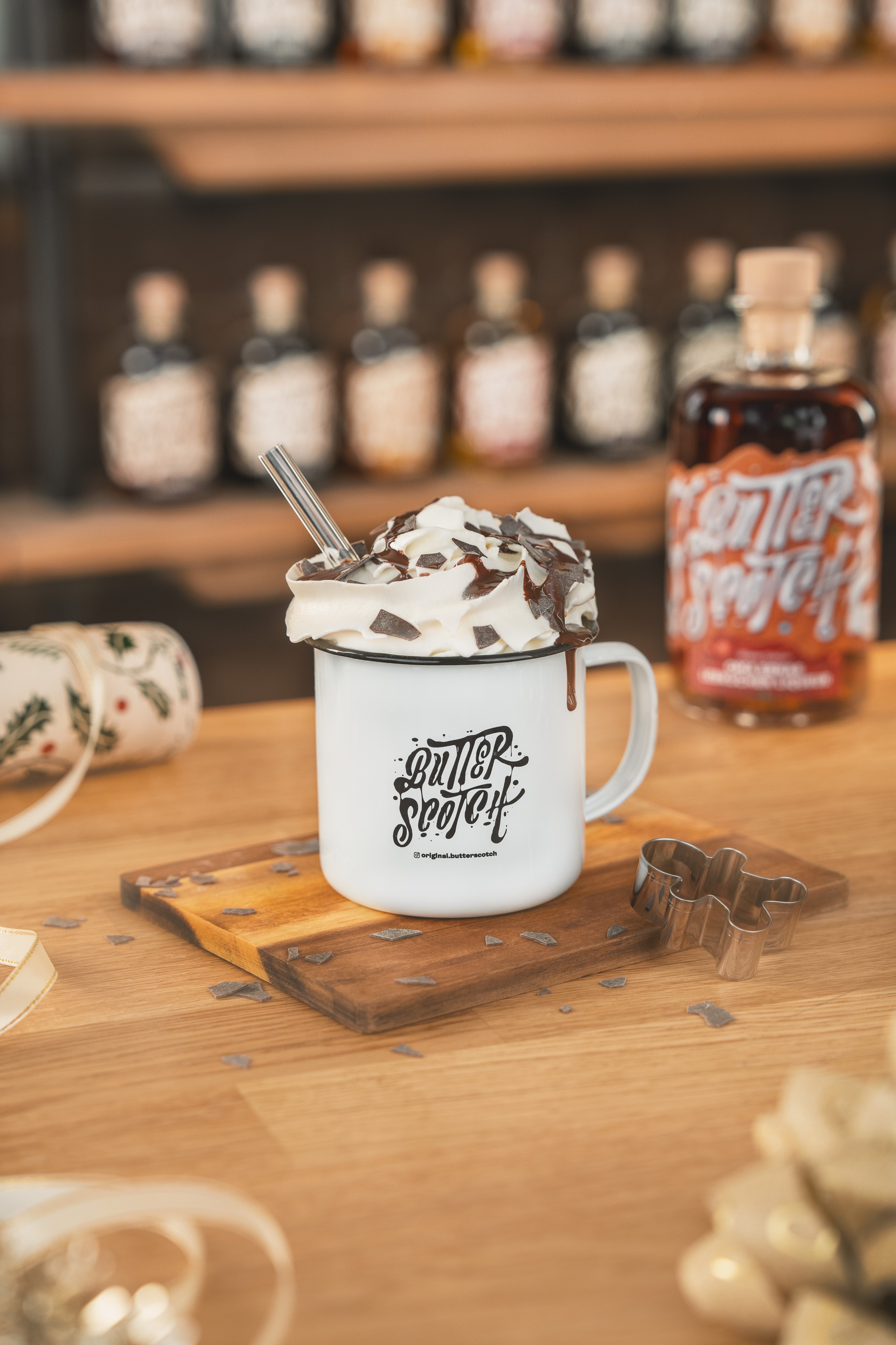 Butterscotch Likör, heiß und kalt ein Genuss, Probiere unseren Lumumba mit Lebkuchen-Likör in der Emaille-Tasse