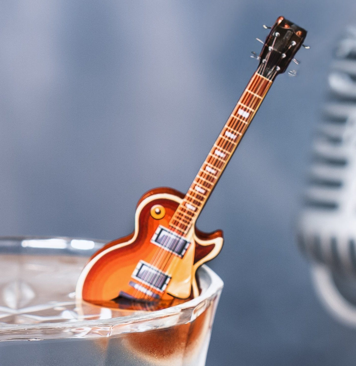 Ein Gin mit Rock n Roll Flair für alle Musik-Fans, Ideal zum Mixen von Drinks und Cocktails, Miniatur-Gitarre als Dekoration auf einem Cocktailglas