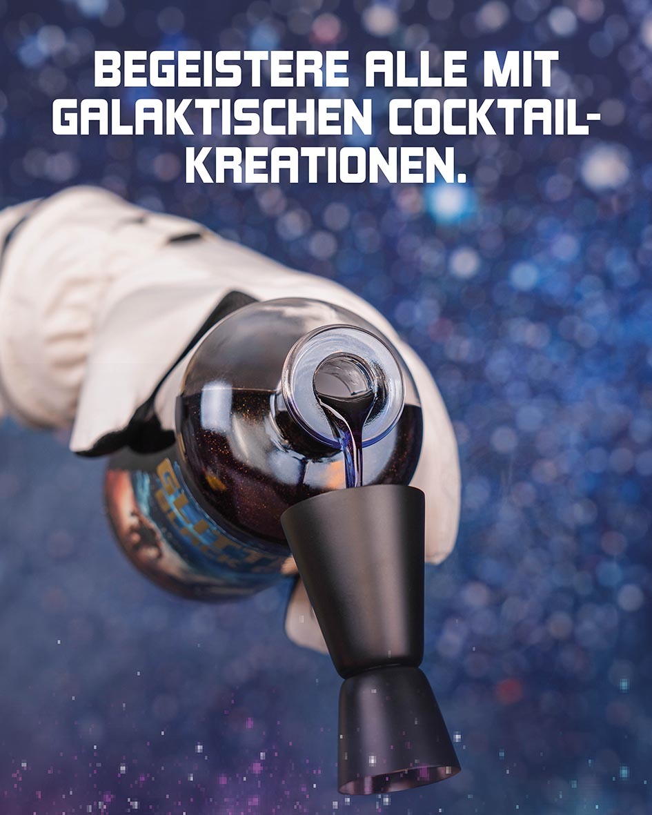 begeistere deine Gäste mit galaktischen Cocktail-Kreationen, Glitter Black Gin wird von einem Astronauten in einen schwebenden Messbecher gegossen, vor Sternenhimmel-Hintergrund