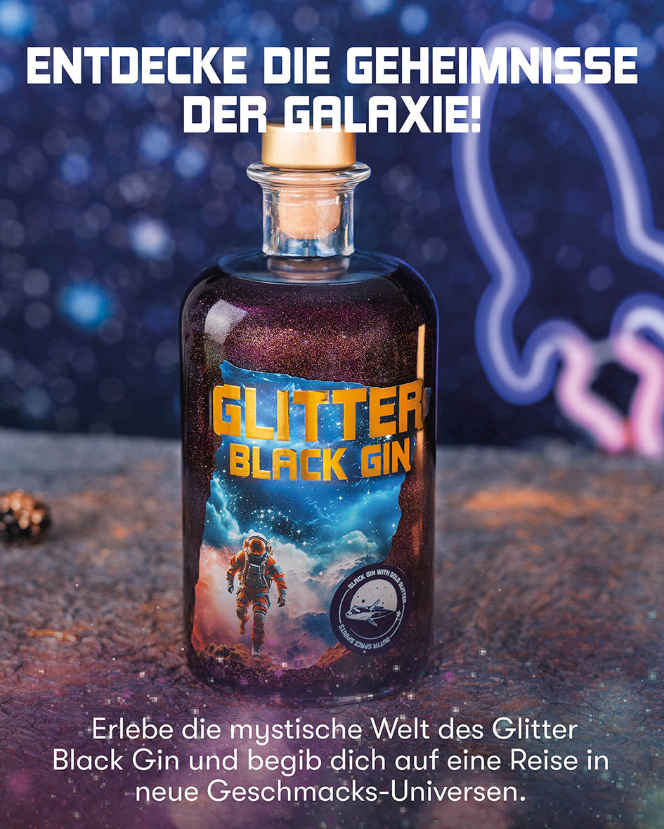 Entdecke die Geheimnisse der Galaxie, Erlebe die mystische Welt des Glitter Black Gin, Glitter Black Gin Flasche mit dunkelblauem Gin und essbarem Glitzer, vor Sternenhimmel Hintergrund und Neon-Rakete