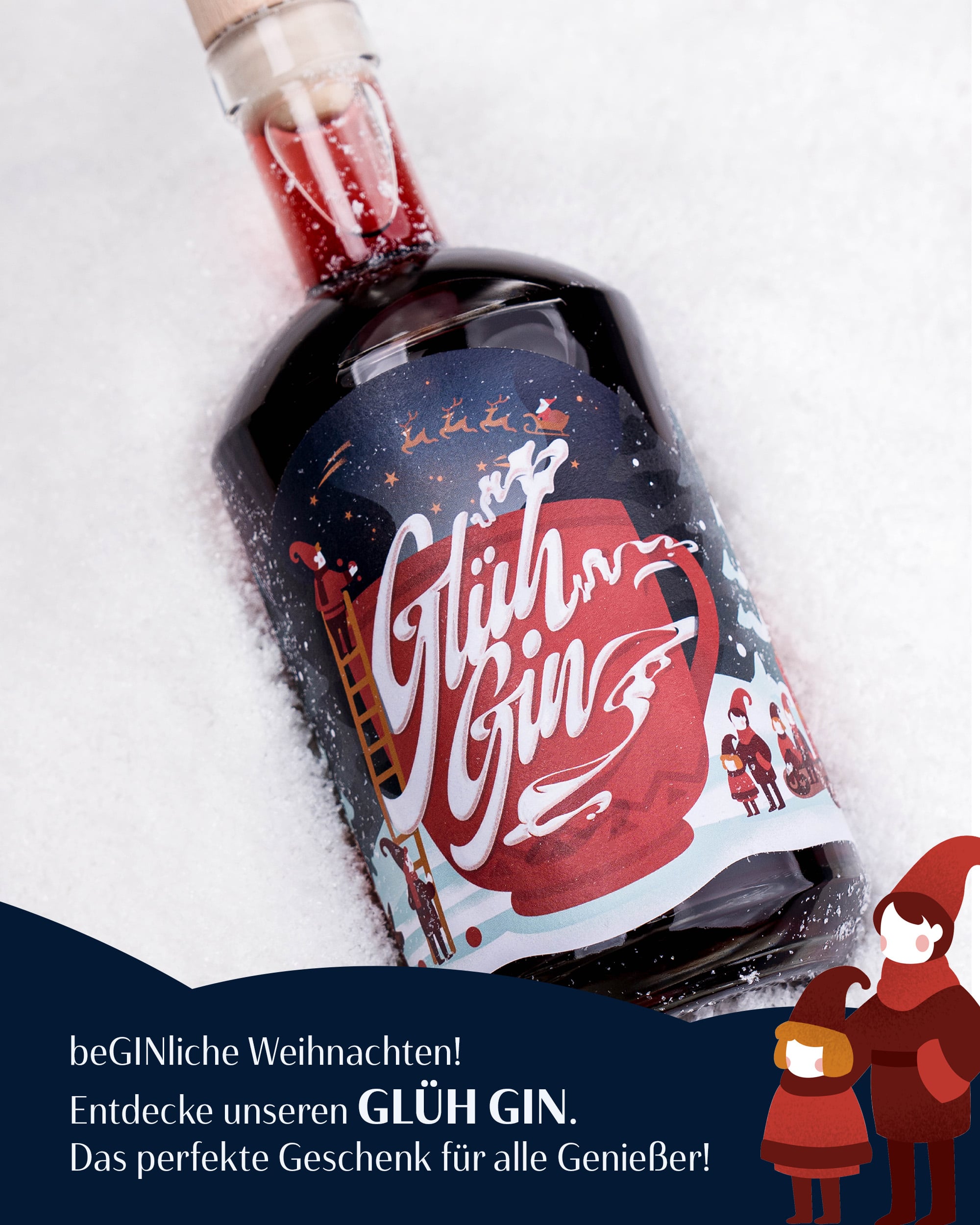 BeGINliche Weihnachten, Entdecke unseren Glühgin. Das perfekte Geschenk für alle Genießer. Rote Glühgin-Flasche mit winterlichem Etikett im Schnee