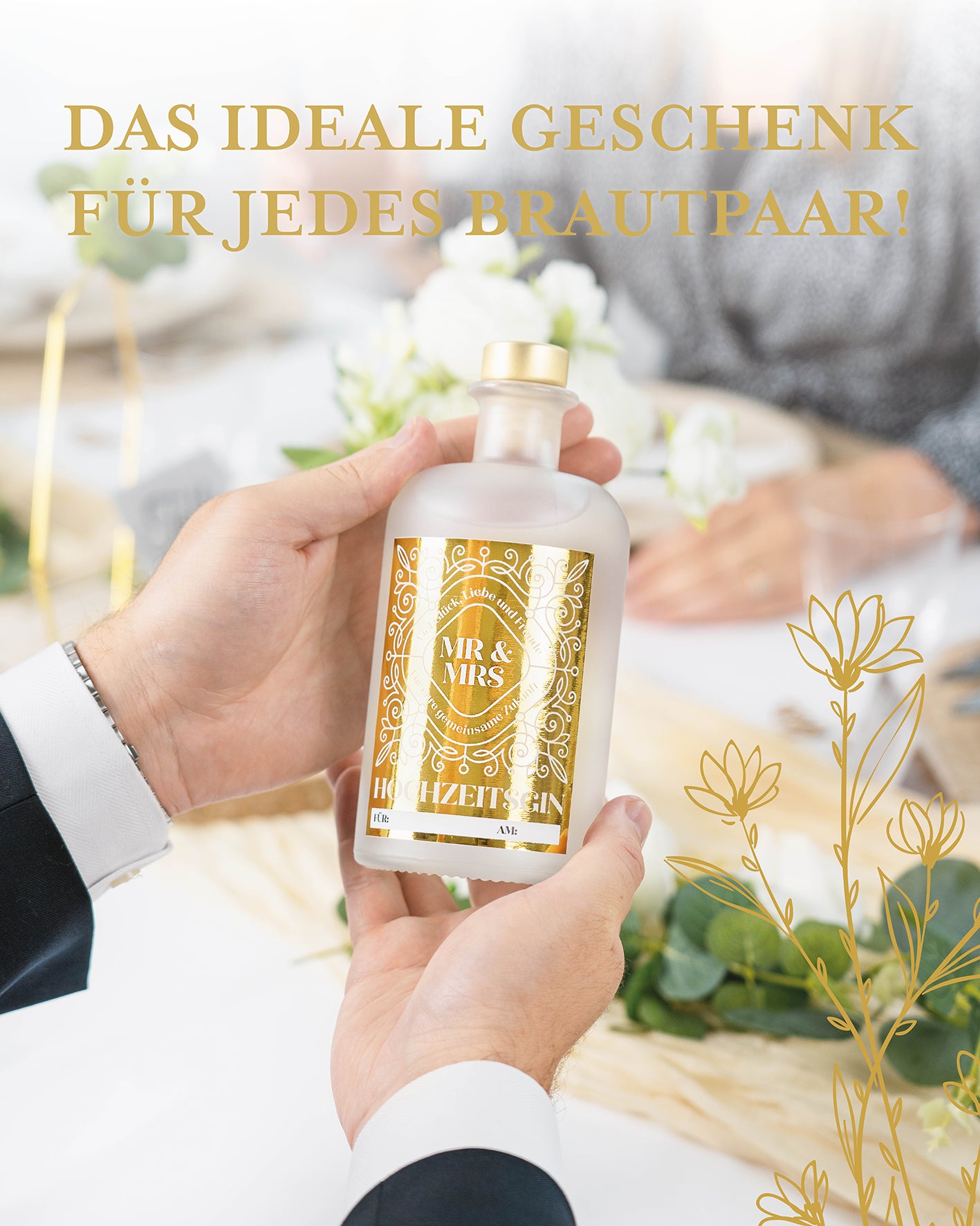 Das ideale Geschenk für jedes Brautpaar, Individualisierbares Hochzeitsgeschenk, Hände halten Flasche hoch vor hochzeitlich dekoriertem Tisch