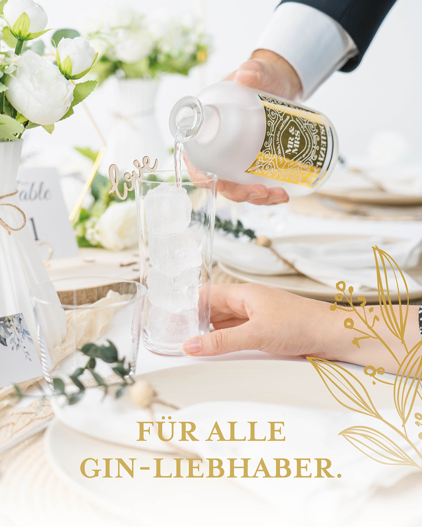 Für alle Gin Liebhaber, Individuell personalisierbares Hochzeitsgeschenk, Hochzeits-Gin, Gin wird auf einem festlich dekorierten Tisch in ein mit Eis gefülltes Glas gegossen, Gin mit gold glänzendem Etikett