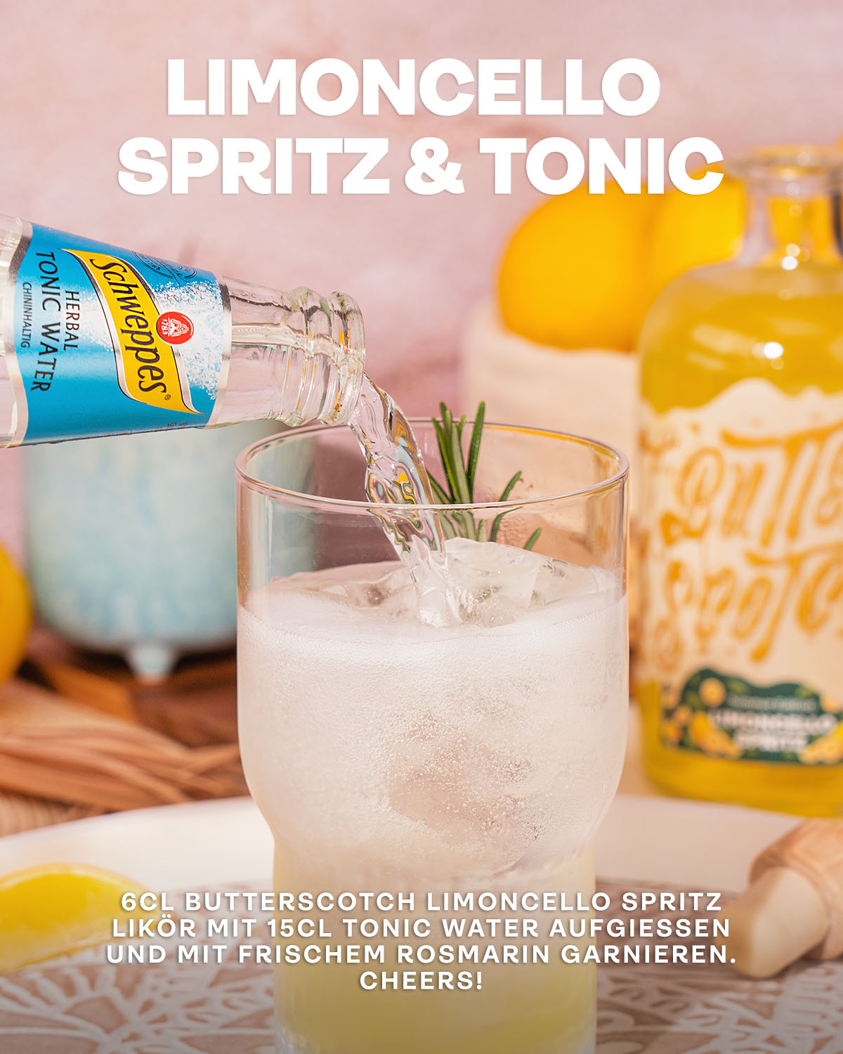 Limoncello Spritz & Tonic, Butterscotch Limoncello Spritz Likör mit Tonic Water aufgießen und mit Rosmarin garnieren. Tonic Water wird im Vordergrund in ein mit Eis gefülltes Glas gegossen, Flasche Limoncello Likör unscharf im Hintergrund