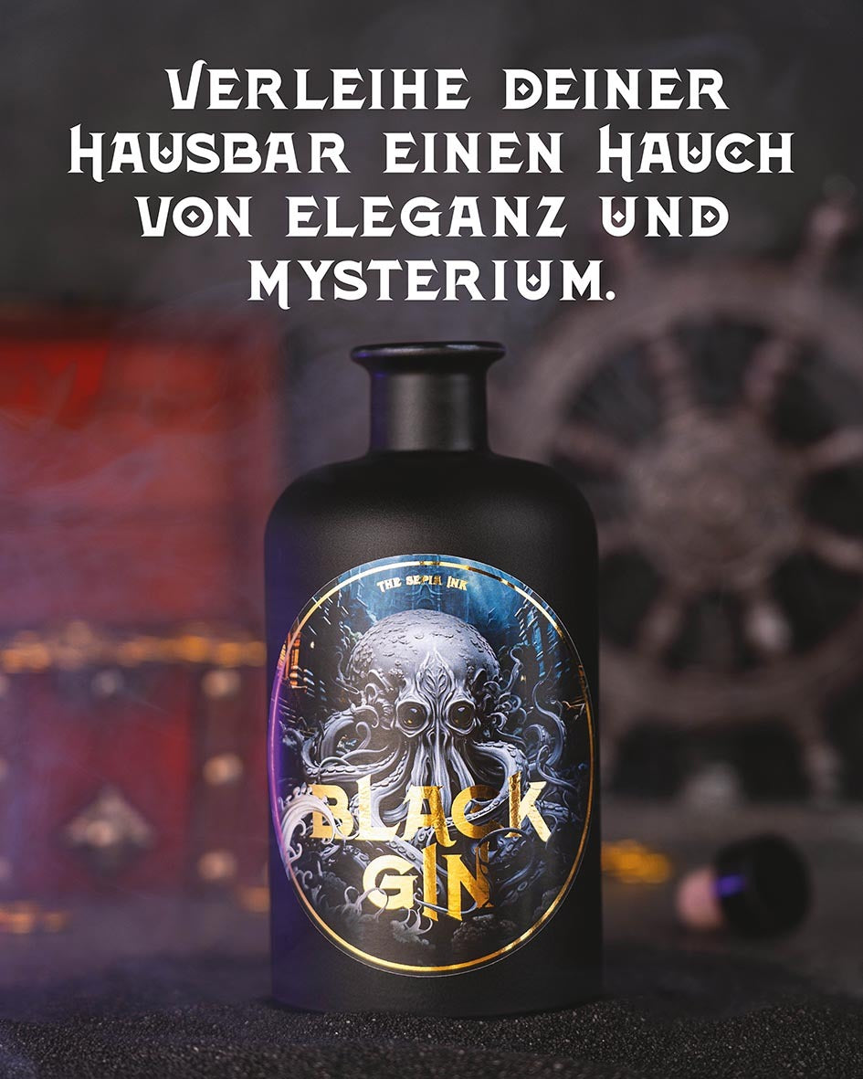 Verleihe deiner Hausbar einen Hauch von Eleganz und Mysterium, mattschwarze Black Gin Flasche mit goldener Aufschrift, vor dunklem Hintergrund mit nautischen Elementen