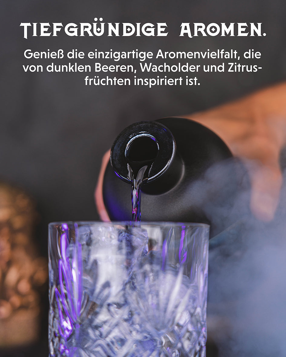 Tiefgründige Aromen, Einzigartige Aromenvielfalt von dunklen Beeren, Wacholder und Zitrus-Früchten, Black Gin wird in ein geschliffenes Glas mit Eis eingegossen