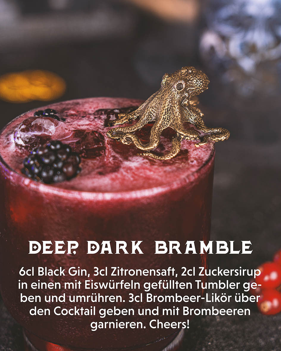 Sepia Ink Bramble Cocktail, Black Gin, Zitronensaft und Zuckersirup mit Brombeeren-Likör, dunkelroter Drink mit Brombeeren und goldenem Oktopus garniert