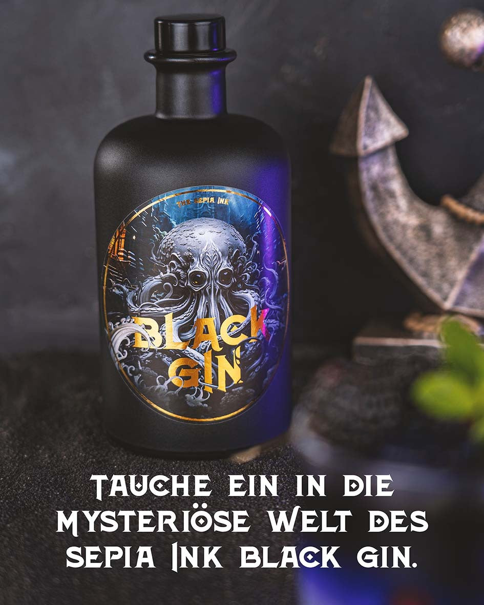 Tauche ein in die mysteriöse Welt des Sepia Ink Black Gin, Mattschwarze Flasche mit goldener Schrift auf schwarzem Sand, Anker unscharf im Hintergrund