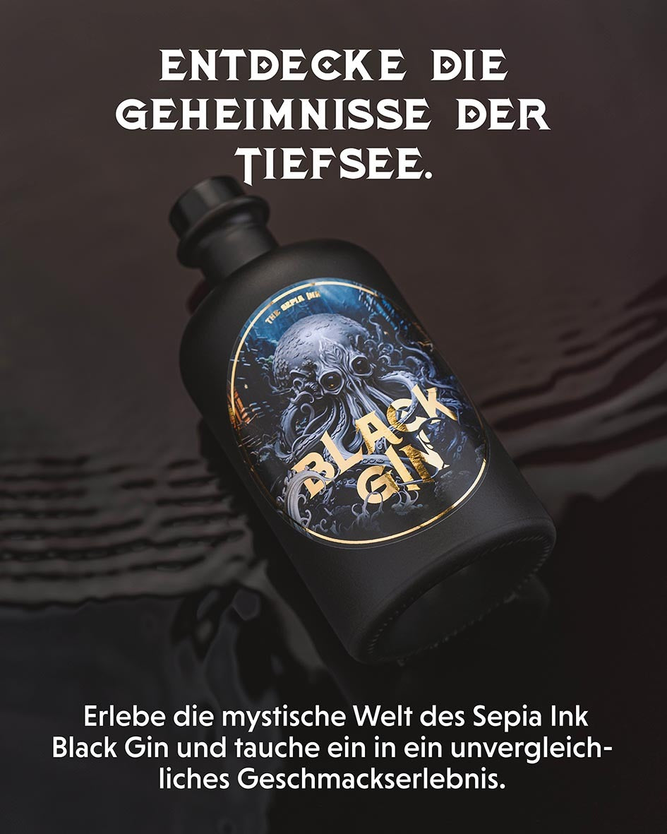 Entdecke die Geheimnisse der Tiefsee, Erlebe die mystische Welt des Sepia Ink Black Gin, Mattschwarze Flasche mit goldener Schrift auf schwarzem Wasser-Hintergrund