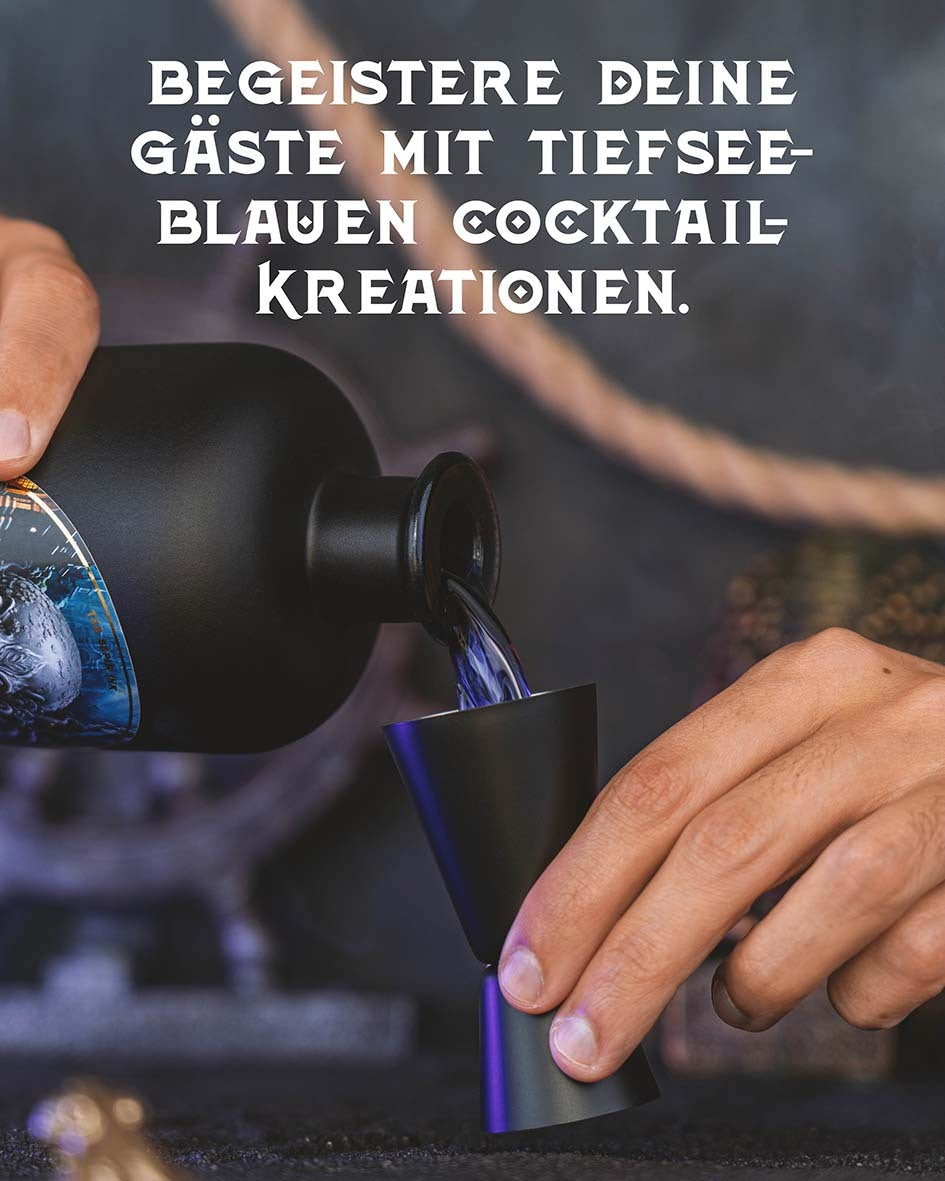 Begeistere deine Gäste mit tiefseeblauen Cocktail-Kreationen, Sepia Black Gin wird in einem mattschwarzen Messbecher eingegossen