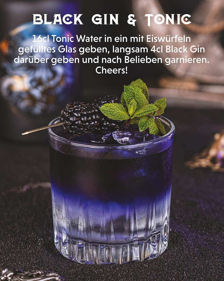 Black Gin & Tonic, Tonic Water in ein mit Eiswürfeln gefülltes Glas geben, Black Gin langsam darüber geben und mit Brombeeren garnieren, Gin & Tonic Drink Cocktail garniert mit Minze und Brombeeren vor dunklem Hintergrund 