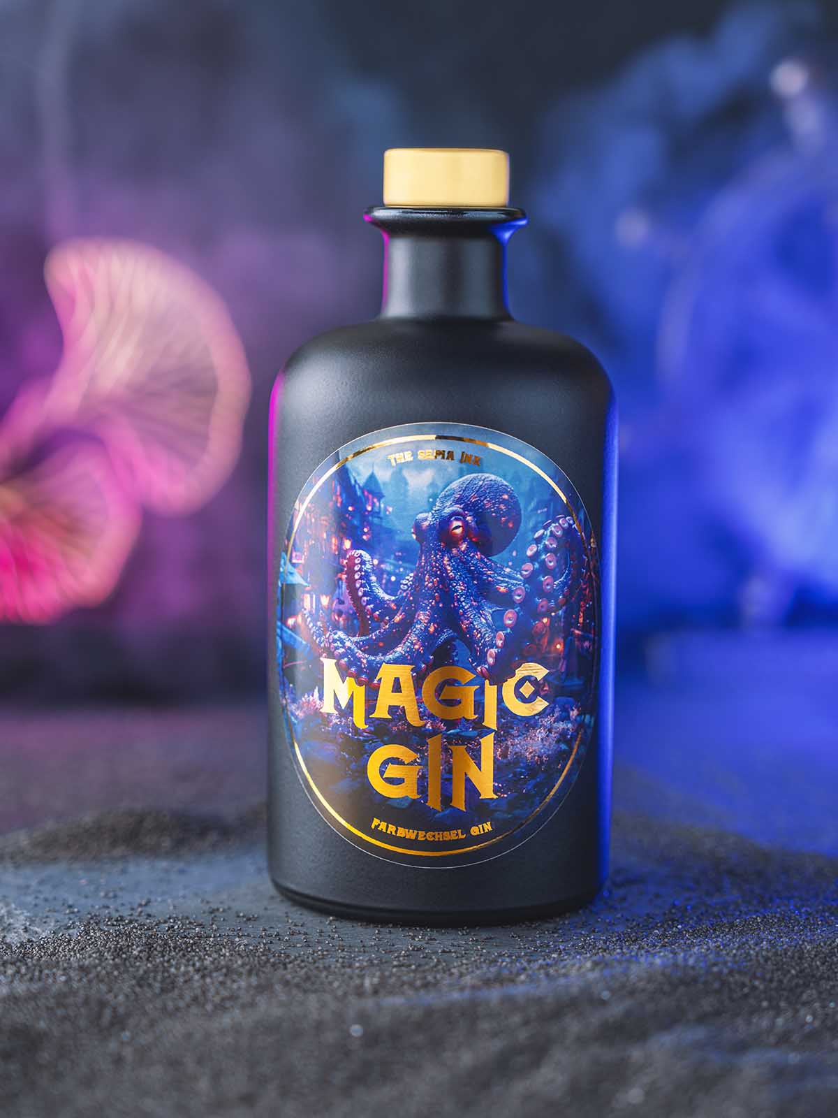 Sepia Ink Magic Gin, Farbwechsel Gin, Farbwechsel Effekt von blau zu grün, mattschwarze Flasche mit goldener Schrift vor lilanem Hintergrund