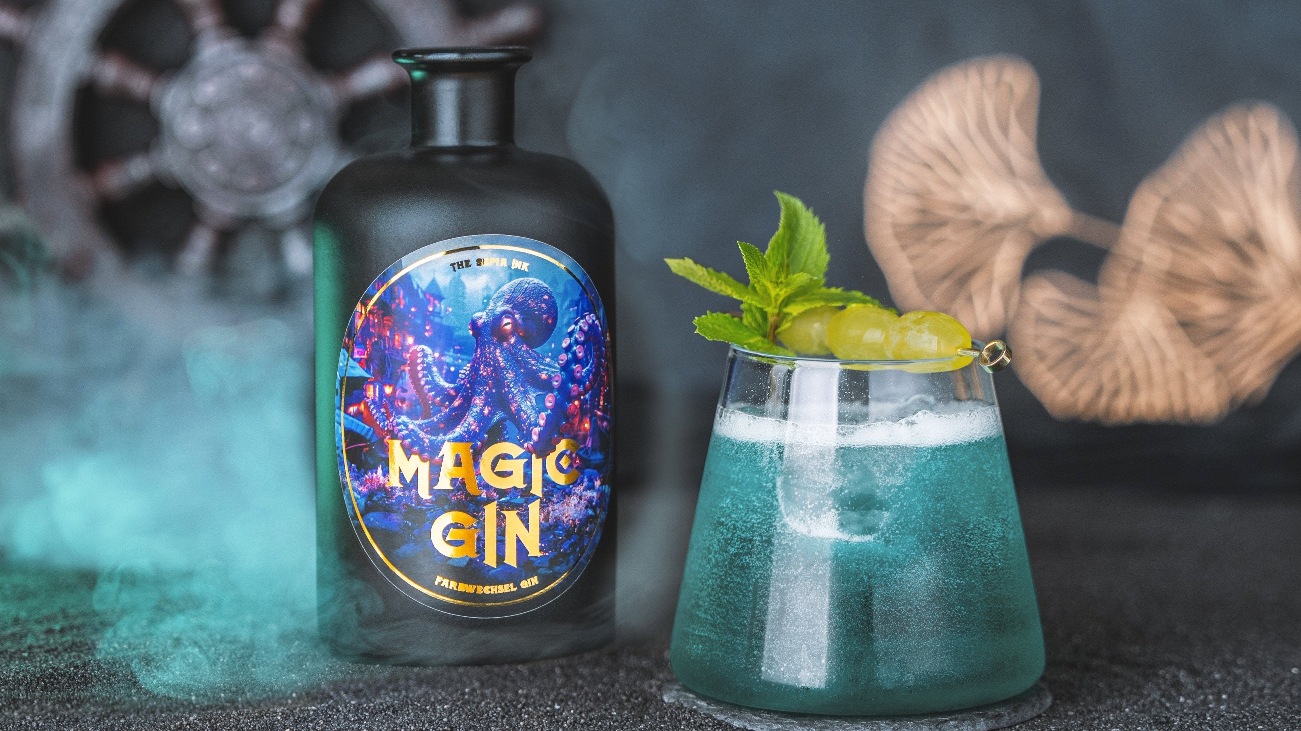 Sepia Ink Gin Magic Farbwechsel Gin, 40% Vol., Von blau zu grün, mit frischen Zitrus-Noten, ideal für kreative Drinks, Flasche und Farbwechsel-Cocktail im Vordergrund vor nautischen Elementen, mattschwarze Flasche mit lila Kraken