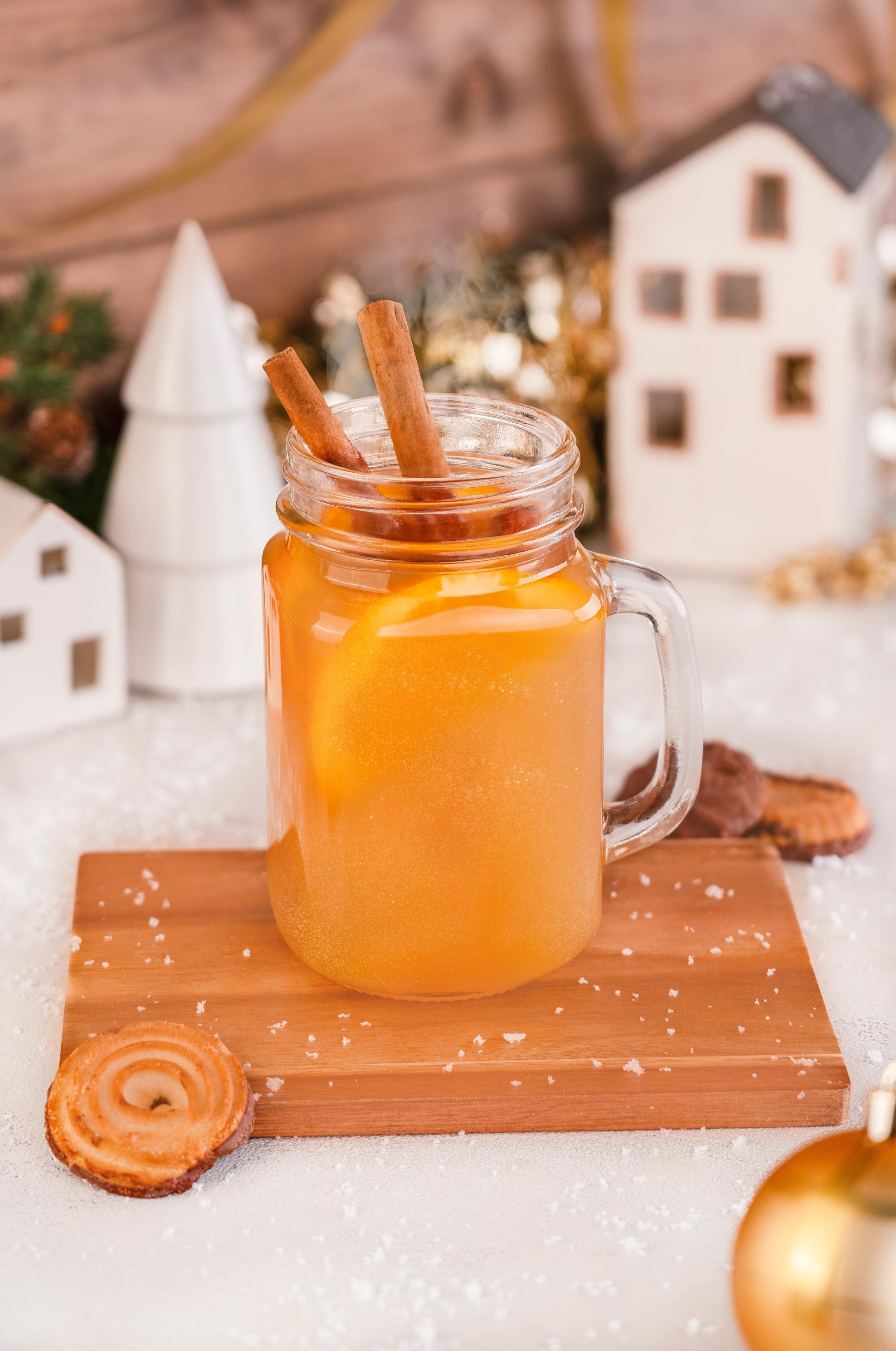 Winter Wonderland Hot Apple Punch, Winterlicher Drink für die kalte Jahreszeit, Christmas Gin mit warmem Apfelsaft und winterlichen Gewürzen, Winterlich dekorierter Hintergrund