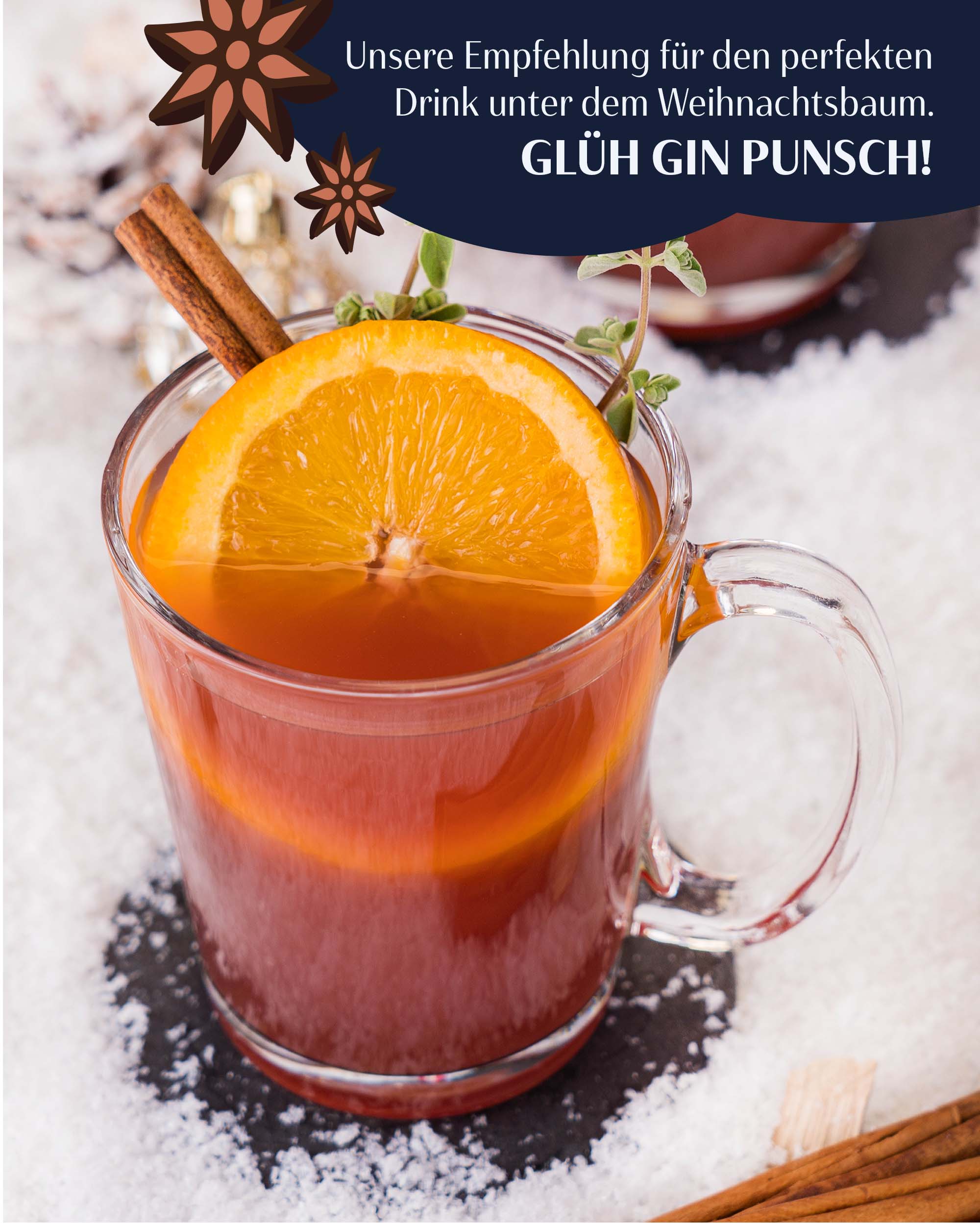 Winter Wonderland Glüh Gin Punsch, roter Glühgin in Glas mit Henkel, dekoriert mit frischer Orangenscheibe, Zimtstange und Thymian, auf Kunstschnee-Untergrund