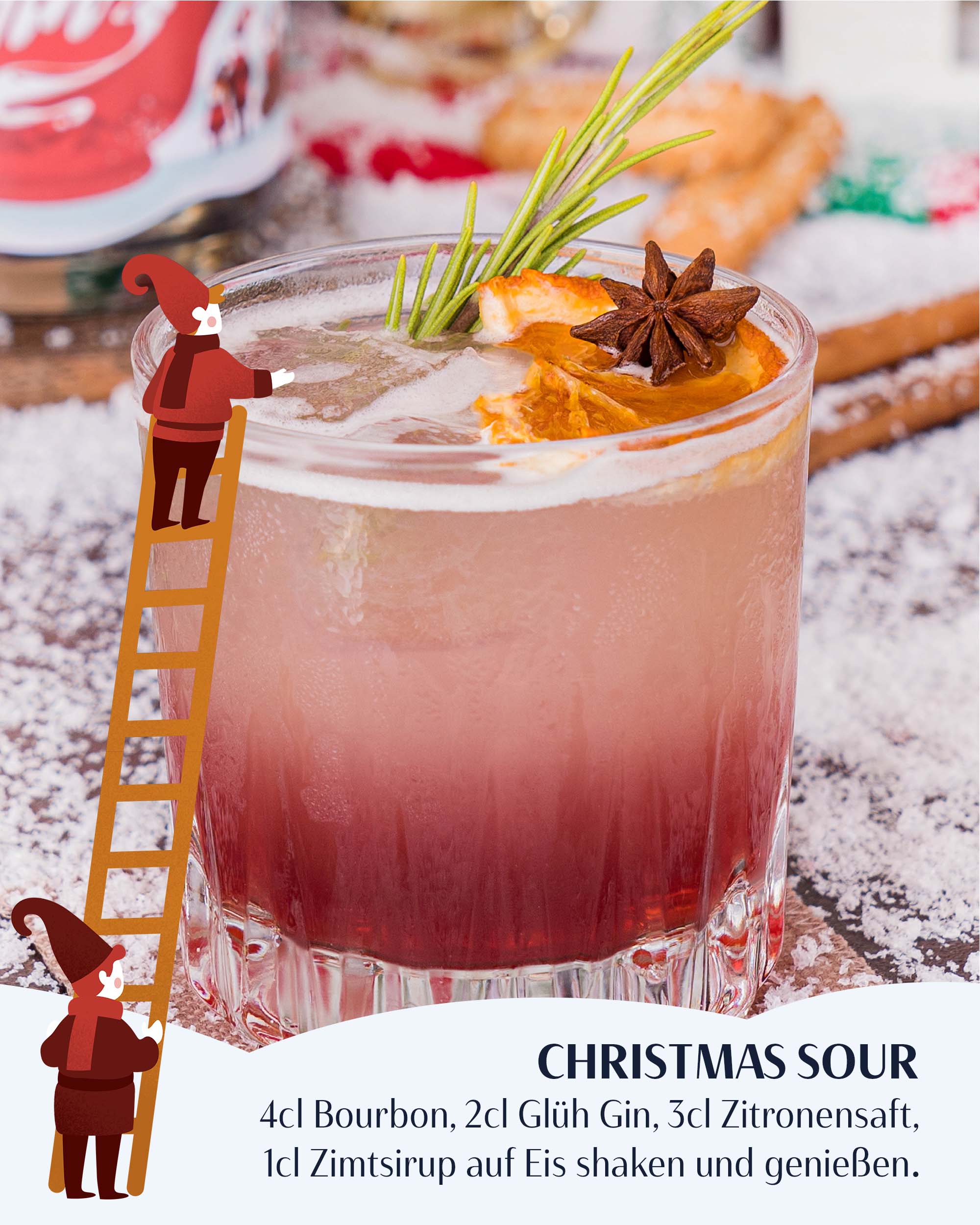 Winter Wonderland Christmas Sour Cocktail, Drink mit Verlauf von Pink zu Rosa im geschliffenen Glas, auf viel Eis, dekoriert mit getrockneter Orangenscheibe und Sternanis, Flasche, Zimtstangen und Kunstschnee im Hintergrund